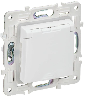Розетка 1-м SKANDY 16А IP44 с заземл. защ. шторки с крышкой SK-R11W арктич. бел. IEK SK-R16-16-44-K01