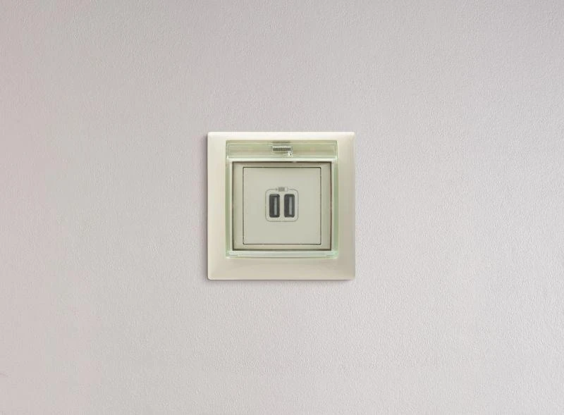 Розетка USB 2-м СП Valena сл. кость Leg 774170 20